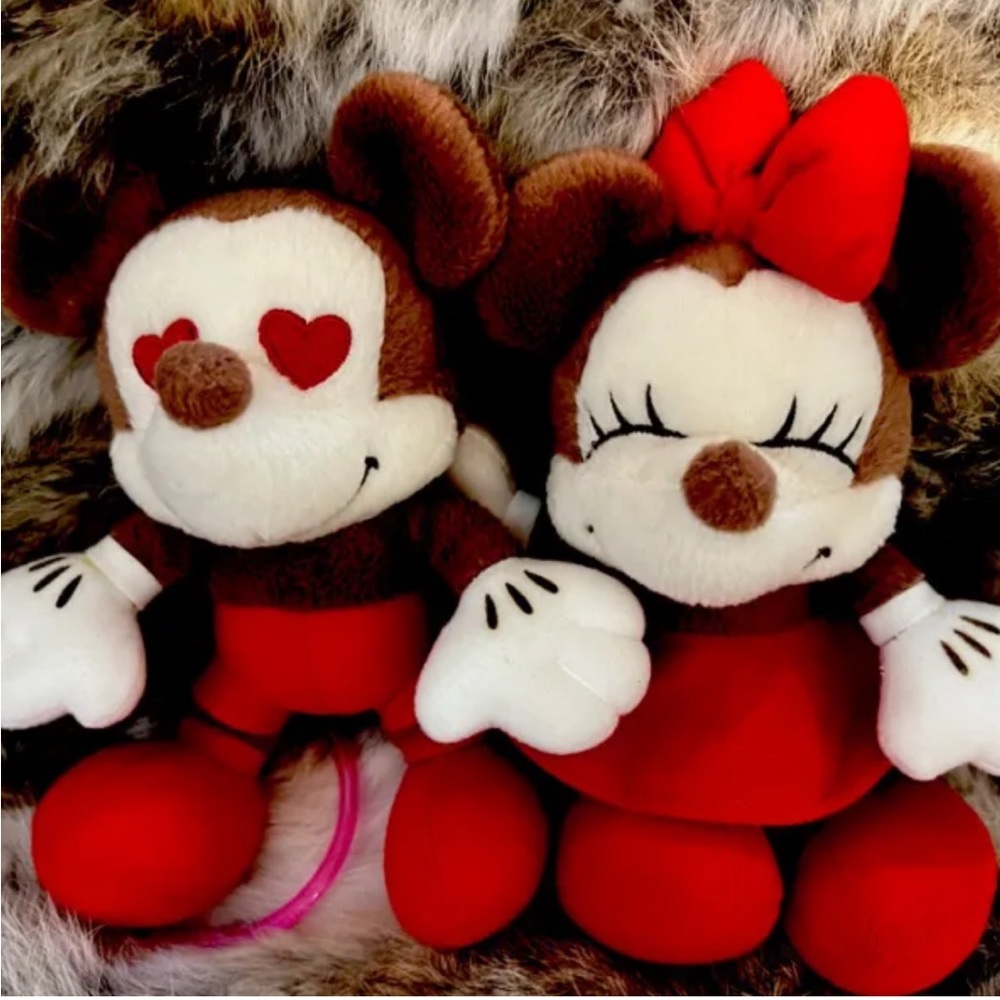 NWOT  Disney Fun Fan Amuse Sega Mickey Minnie Red Heart Kiss 7”